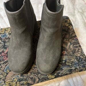 Bobs From Skechers S'mores Alpine Ankle Boots Gray Suede Leather, Size 8.5